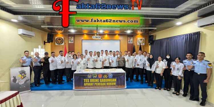 Kepala Lapas Kelas IIB Tebing Tinggi, Dede Mulyadi, bersama jajaran petugas Lapas dan personel Polres Tebing Tinggi berfoto bersama usai pelaksanaan tes urine gabungan di Aula Sasanatama, Kamis 8/1/2026.(Doc/Foto : Humas Lapas Tebing Tinggi)