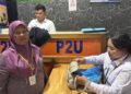Petugas Lapas Tebing Tinggi memeriksa barang bawaan pengunjung dengan teliti guna memastikan keamanan dan ketertiban di dalam area hunian.(Doc/Foto : Humas Lapas Tebing Tinggi)