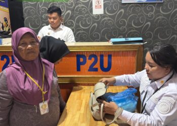 Petugas Lapas Tebing Tinggi memeriksa barang bawaan pengunjung dengan teliti guna memastikan keamanan dan ketertiban di dalam area hunian.(Doc/Foto : Humas Lapas Tebing Tinggi)