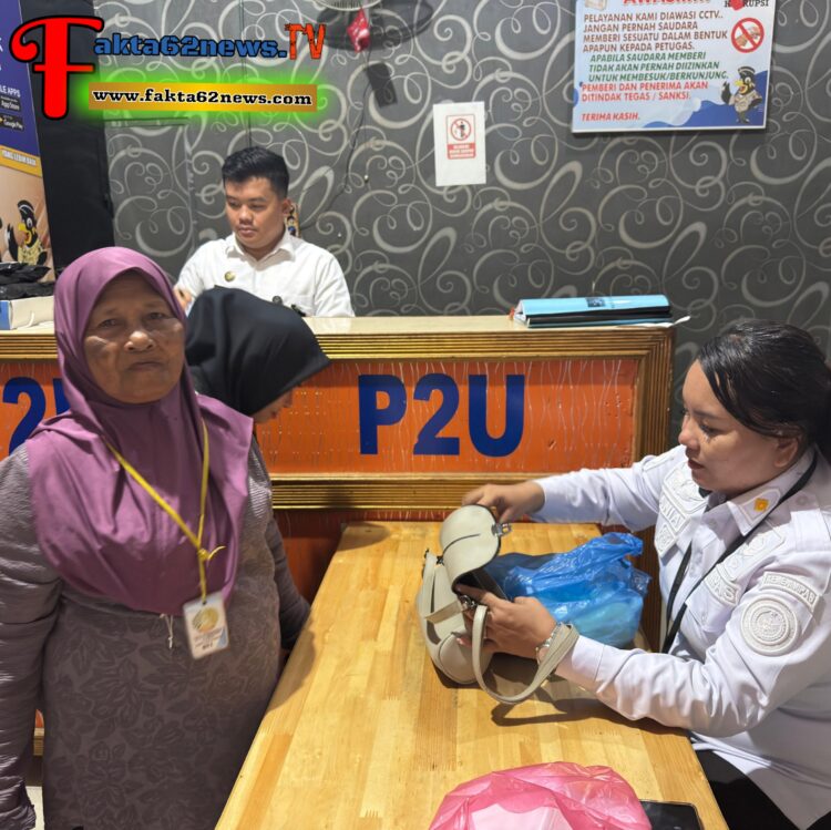 Petugas Lapas Tebing Tinggi memeriksa barang bawaan pengunjung dengan teliti guna memastikan keamanan dan ketertiban di dalam area hunian.(Doc/Foto : Humas Lapas Tebing Tinggi)
