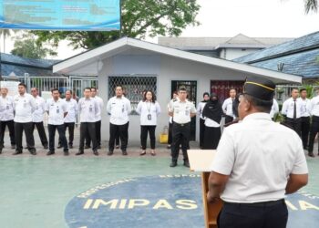 Kepala Lapas Kelas IIB Tebing Tinggi, Dede Mulyadi, memberikan amanat kepada seluruh jajaran saat upacara deklarasi Pembangunan Zona Integritas. Seluruh pegawai berbaris dengan khidmat mengikuti prosesi penandatanganan Pakta Integritas demi mewujudkan predikat WBBM tahun 2026.(Doc/Foto : Humas Lapas Tebing Tinggi)