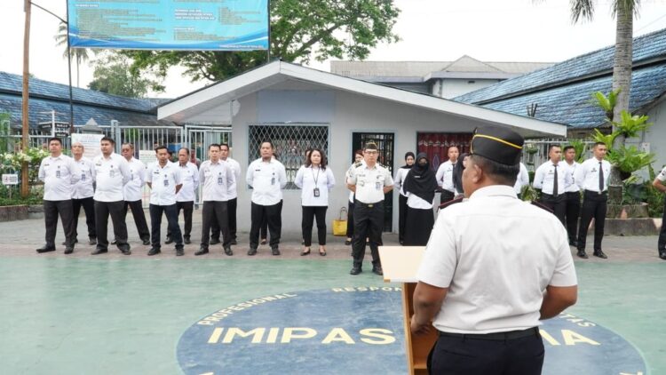 Kepala Lapas Kelas IIB Tebing Tinggi, Dede Mulyadi, memberikan amanat kepada seluruh jajaran saat upacara deklarasi Pembangunan Zona Integritas. Seluruh pegawai berbaris dengan khidmat mengikuti prosesi penandatanganan Pakta Integritas demi mewujudkan predikat WBBM tahun 2026.(Doc/Foto : Humas Lapas Tebing Tinggi)