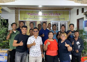 Ketua Partungkoan Velina, Surya Pandiangan, SH (tengah, kemeja putih), berfoto bersama para pengurus dan anggota dalam acara Bonataon 2026 di Jalan Narumonda Atas, Pematangsiantar, Sabtu, 21/02/2026.(Doc/Foto : Ist)