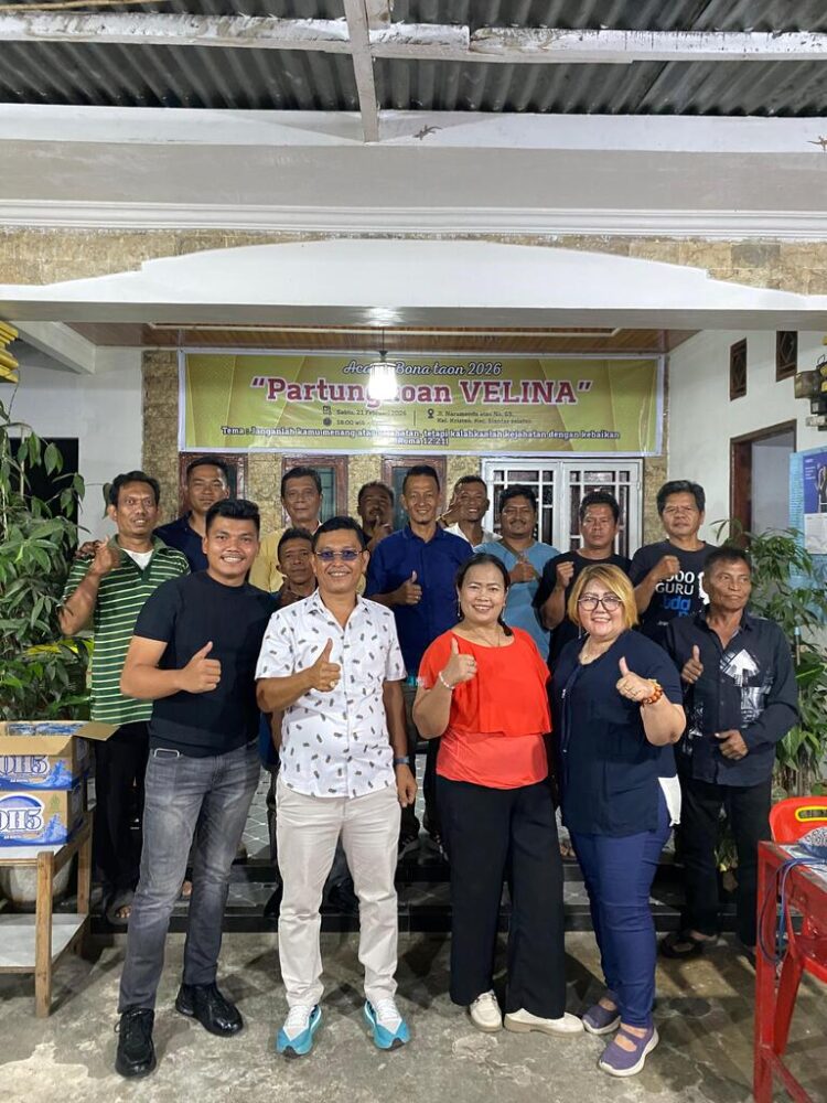 Ketua Partungkoan Velina, Surya Pandiangan, SH (tengah, kemeja putih), berfoto bersama para pengurus dan anggota dalam acara Bonataon 2026 di Jalan Narumonda Atas, Pematangsiantar, Sabtu, 21/02/2026.(Doc/Foto : Ist)