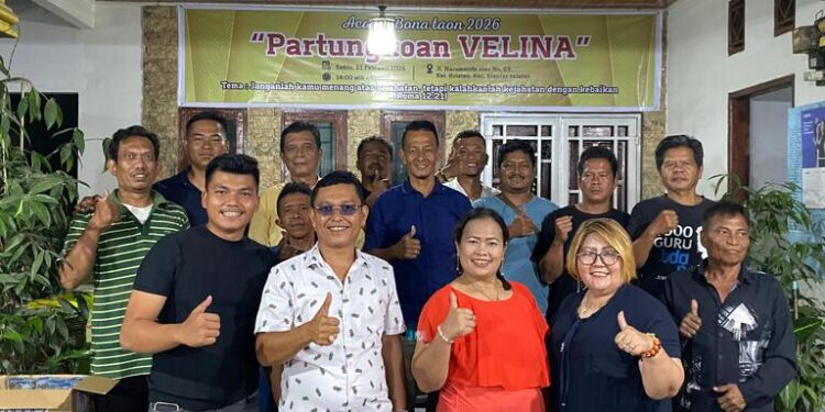 Ketua Partungkoan Velina, Surya Pandiangan, SH (tengah, kemeja putih), berfoto bersama para pengurus dan anggota dalam acara Bonataon 2026 di Jalan Narumonda Atas, Pematangsiantar, Sabtu, 21/02/2026.(Doc/Foto : Ist)
