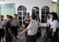 KPR Ruttan Kelas I Medan, Harun, memberikan instruksi kepada jajaran petugas sebelum memulai aksi gotong royong membersihkan Masjid Al-Mukarromah, Tanjung Gusta 18/02.(Doc/Foto : Humas Rutan 1 Medan)