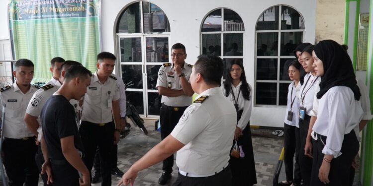 KPR Ruttan Kelas I Medan, Harun, memberikan instruksi kepada jajaran petugas sebelum memulai aksi gotong royong membersihkan Masjid Al-Mukarromah, Tanjung Gusta 18/02.(Doc/Foto : Humas Rutan 1 Medan)
