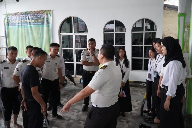 KPR Ruttan Kelas I Medan, Harun, memberikan instruksi kepada jajaran petugas sebelum memulai aksi gotong royong membersihkan Masjid Al-Mukarromah, Tanjung Gusta 18/02.(Doc/Foto : Humas Rutan 1 Medan)