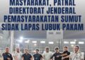 Tim PATNAL Ditjenpas Sumut bersama jajaran Lapas Lubuk Pakam menunjukkan barang bukti hasil sidak mendadak pada Senin 02/03/2026.(Doc/Foto : Humas Lalupa)
