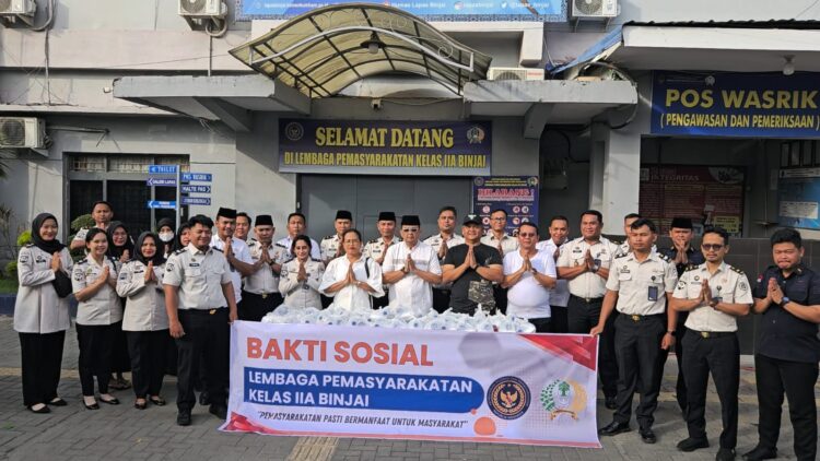 Jajaran petugas Lapas Kelas IIA Binjai berfoto bersama di depan spanduk kegiatan Bakti Sosial pembagian takjil. Mengusung semangat "Pemasyarakatan Pasti Bermanfaat Untuk Masyarakat".(Doc/Foto : Humas Lapas Binjai)