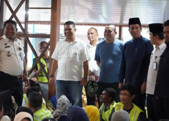 Kalapas Tebing Tinggi, Dede Mulyadi (kiri, berseragam), didampingi jajaran struktural saat memantau langsung suasana buka puasa bersama antara Warga Binaan Pemasyarakatan (WBP) dan keluarga di Halaman Apel Lapas, Rabu 11/03/25.(Doc/Foto : Humas Lapas Tebing Tinggi)