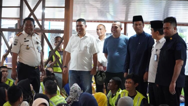 Kalapas Tebing Tinggi, Dede Mulyadi (kiri, berseragam), didampingi jajaran struktural saat memantau langsung suasana buka puasa bersama antara Warga Binaan Pemasyarakatan (WBP) dan keluarga di Halaman Apel Lapas, Rabu 11/03/25.(Doc/Foto : Humas Lapas Tebing Tinggi)