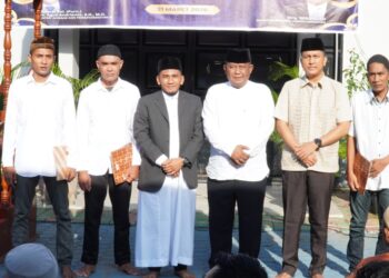 Kalapas Kelas IIB Tebing Tinggi, Dede Mulyadi (tengah, berbaju putih), berfoto bersama perwakilan warga binaan usai menyerahkan Surat Keputusan Remisi Khusus Idul Fitri 1447 H.(Doc/Foto : Humas Lapas Tebing Tinggi)