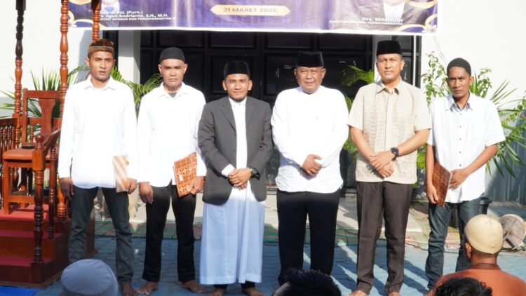 Kalapas Kelas IIB Tebing Tinggi, Dede Mulyadi (tengah, berbaju putih), berfoto bersama perwakilan warga binaan usai menyerahkan Surat Keputusan Remisi Khusus Idul Fitri 1447 H.(Doc/Foto : Humas Lapas Tebing Tinggi)