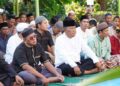 Kepala Lapas Kelas IIB Tebing Tinggi, Dede Mulyadi, duduk bersila di barisan terdepan bersama warga binaan saat menunaikan ibadah Salat Idul Fitri 1447 H.(Doc/Foto : Humas Lapas Tebing Tinggi)