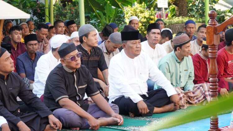Kepala Lapas Kelas IIB Tebing Tinggi, Dede Mulyadi, duduk bersila di barisan terdepan bersama warga binaan saat menunaikan ibadah Salat Idul Fitri 1447 H.(Doc/Foto : Humas Lapas Tebing Tinggi)