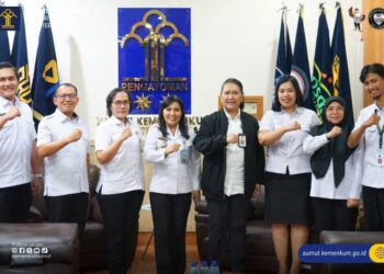 Foto : Jajaran Kanwil Kemenkum Sumut berfoto bersama tim Kemenko Bidang Hukum, HAM, Imigrasi dan Pemasyarakatan saat kegiatan sinkronisasi kebijakan Posbankum di Kota Medan. Tampak Kepala Divisi Pelayanan Hukum, Kortini J. M. Sihotang, dan Asisten Deputi Koordinasi Kebijakan HAM, Sorta Delima Lumban Tobing, bersama para pejabat terkait
