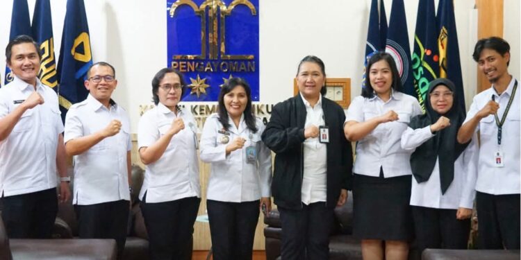 Foto : Jajaran Kanwil Kemenkum Sumut berfoto bersama tim Kemenko Bidang Hukum, HAM, Imigrasi dan Pemasyarakatan saat kegiatan sinkronisasi kebijakan Posbankum di Kota Medan. Tampak Kepala Divisi Pelayanan Hukum, Kortini J. M. Sihotang, dan Asisten Deputi Koordinasi Kebijakan HAM, Sorta Delima Lumban Tobing, bersama para pejabat terkait
