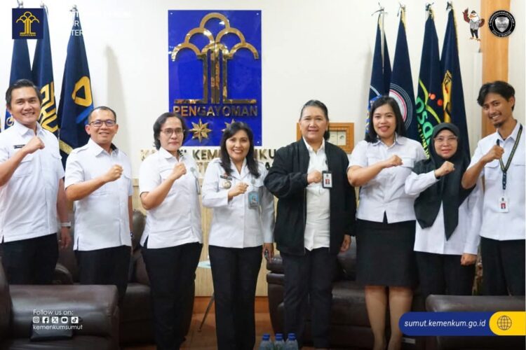 Foto : Jajaran Kanwil Kemenkum Sumut berfoto bersama tim Kemenko Bidang Hukum, HAM, Imigrasi dan Pemasyarakatan saat kegiatan sinkronisasi kebijakan Posbankum di Kota Medan. Tampak Kepala Divisi Pelayanan Hukum, Kortini J. M. Sihotang, dan Asisten Deputi Koordinasi Kebijakan HAM, Sorta Delima Lumban Tobing, bersama para pejabat terkait