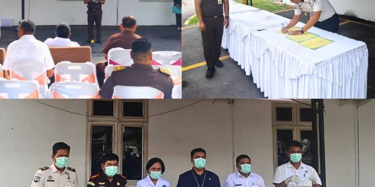 Ket Foto : Perwakilan Lapas Tebing Tinggi bersama jajaran Kejaksaan Negeri Serdang Bedagai saat prosesi pemusnahan barang bukti narkotika dan penandatanganan berita acara, Selasa 28/04.