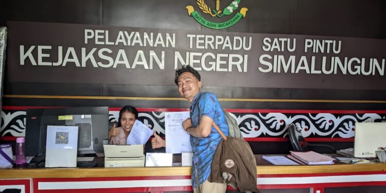 Foto: Perwakilan KMPP menyampaikan Laporan Tertulis Ke Kejaksaan Simalungun