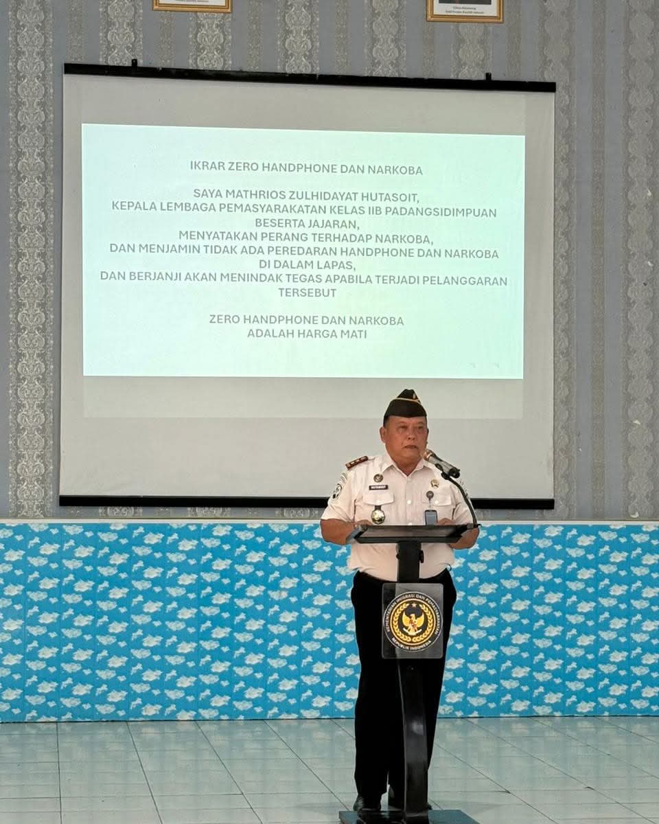 Kepala Lembaga Pemasyarakatan (Kalapas) Padangsidimpuan, Mathrios Zulhidayat Hutasoit, membacakan "Ikrar Zero Handphone dan Narkoba"