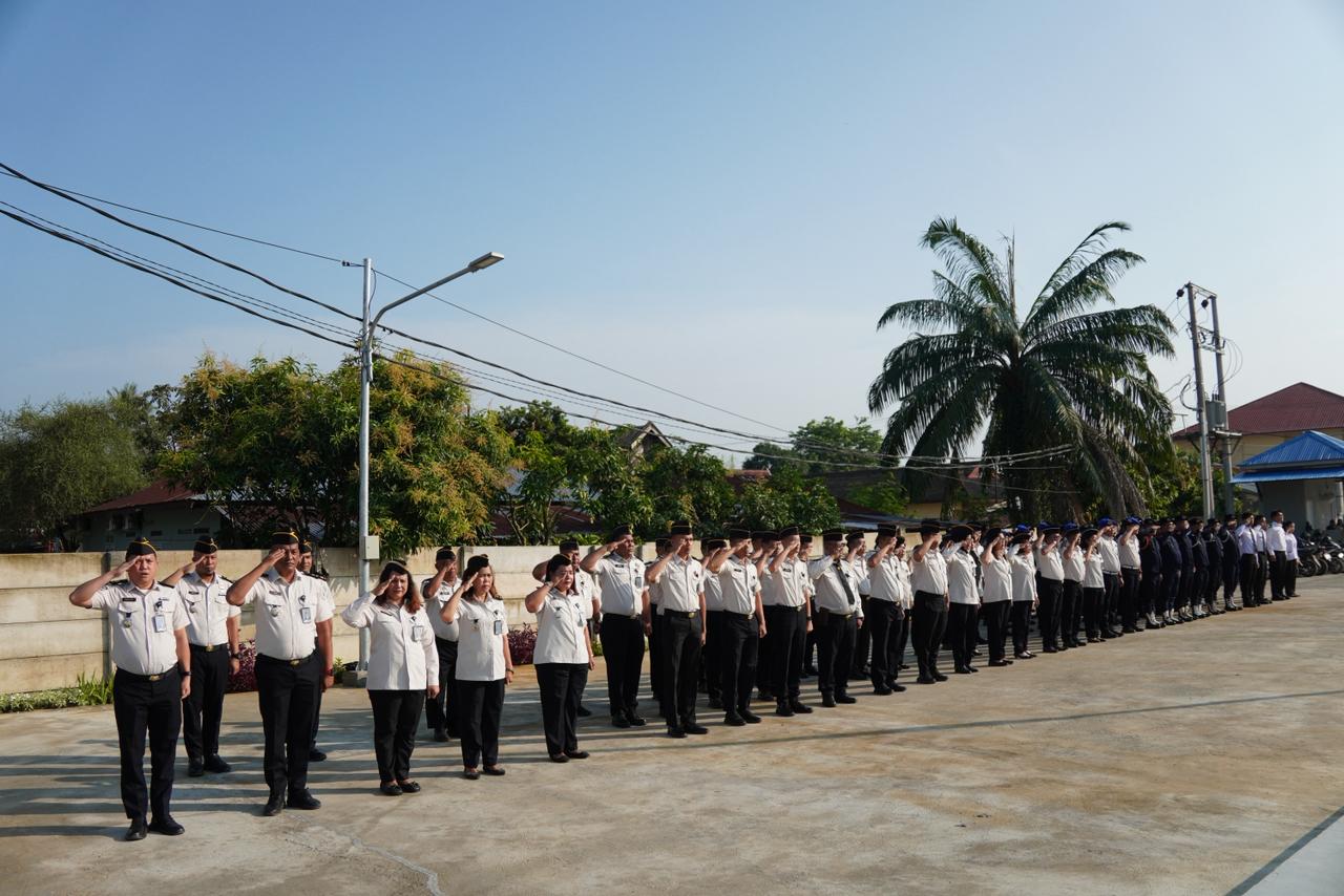 Ket Foto : Jajaran pejabat struktural dan petugas Lapas Lubuk Pakam melaksanakan apel deklarasi Zero Narkoba dan Handphone dengan penuh khidmat di lapangan terbuka.