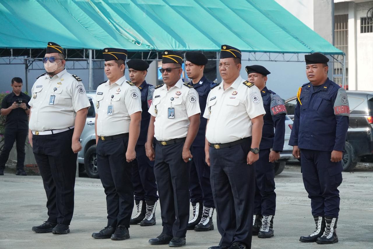 Ket Foto : Barisan petugas Lapas Lubuk Pakam, termasuk personel pengamanan dengan baret dan lencana KARUPASI, mengikuti jalannya apel deklarasi.