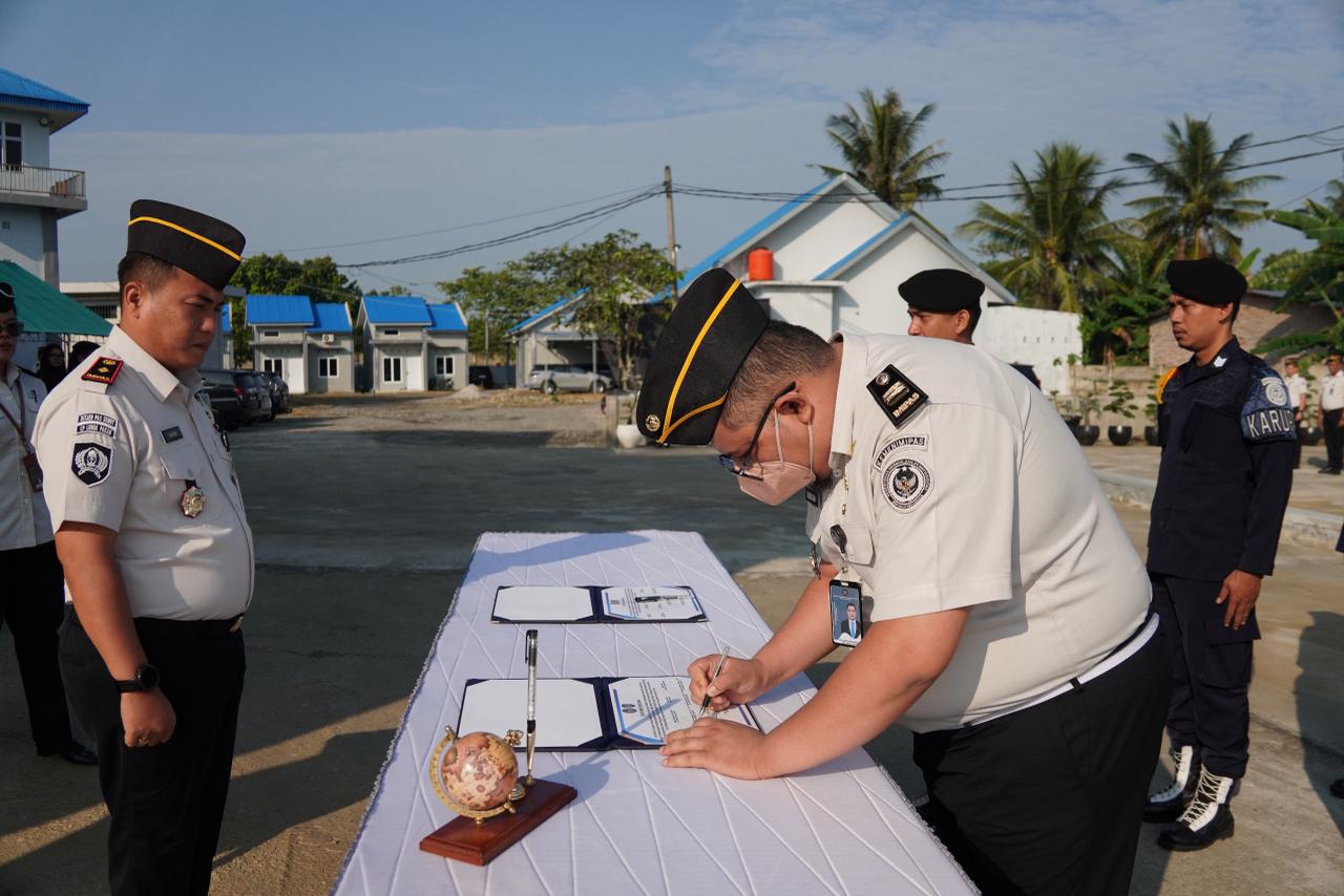 Ket Foto : Penandatanganan deklarasi Zero Narkoba dan Handphone oleh salah satu petugas Lapas Kelas IIB Lubuk Pakam di hadapan Kalapas, Bapak Hakim Sanjaya.