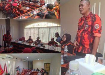 Suasana khidmat Rapat Pleno Majelis Pimpinan Wilayah (MPW) Pemuda Pancasila Provinsi Kepulauan Riau (Kepri) yang digelar di kawasan Batam Center, Kota Batam, Jumat (2/5). Menunjukkan momen pengarahan dari Ketua MPW PP Kepri, Sunarto Poniman, S.H. (berdiri di samping kanan), di hadapan jajaran pengurus inti dan unsur Srikandi. Dalam arahannya, Poniman menginstruksikan penguatan struktur organisasi dan penegasan soliditas kader demi menghadapi berbagai agenda krusial, termasuk penetapan Komandan KOTI Mahatidana dan persiapan Muscab di tujuh kabupaten/kota se-Kepri.(Istimewa)