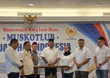 Foto : Perwakilan dari KONI Kota Batam dan Pengurus Muaythai saat bersiap memukul gong untuk menandai pembukaan resmi Musyawarah Kota Luar Biasa (Muskotlub) Muaythai Indonesia Kota Batam, bertempat di Ballroom King Hotel, Batam Centre, Rabu, 24/6/2026.