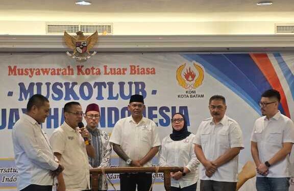 Foto : Perwakilan dari KONI Kota Batam dan Pengurus Muaythai saat bersiap memukul gong untuk menandai pembukaan resmi Musyawarah Kota Luar Biasa (Muskotlub) Muaythai Indonesia Kota Batam, bertempat di Ballroom King Hotel, Batam Centre, Rabu, 24/6/2026.