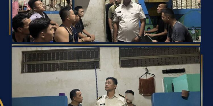 Ka. KPLP Rudi Sembiring memimpin langsung pemeriksaan mendadak dan memberikan arahan kepada warga binaan di dalam kamar hunian Lapas Kelas IIA Binjai, Rabu (03/06/2025) malam.(Doc/Foto : Humas Lapas Binjai)